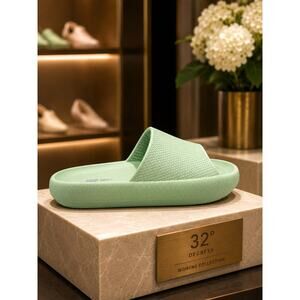 32 Degrees Cool Cushion Slides Unisex - Green - Womens size 9/10